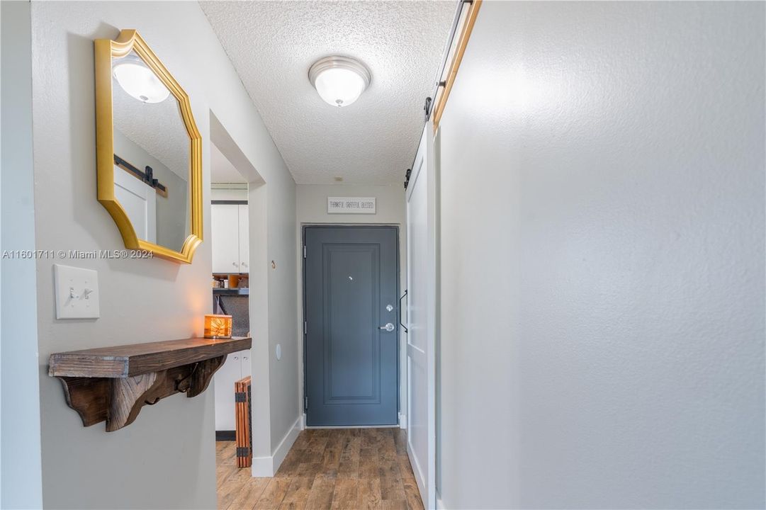 For Sale: $295,000 (1 beds, 1 baths, 712 Square Feet)