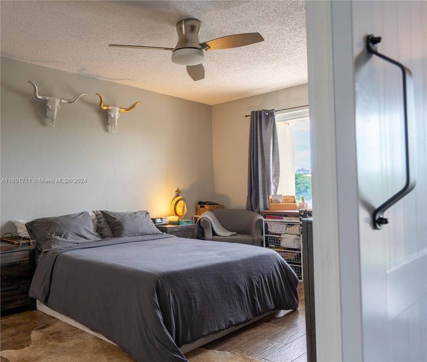 For Sale: $295,000 (1 beds, 1 baths, 712 Square Feet)