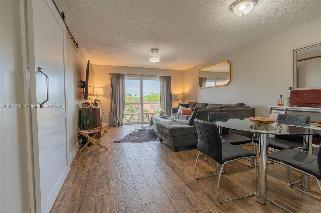 For Sale: $295,000 (1 beds, 1 baths, 712 Square Feet)