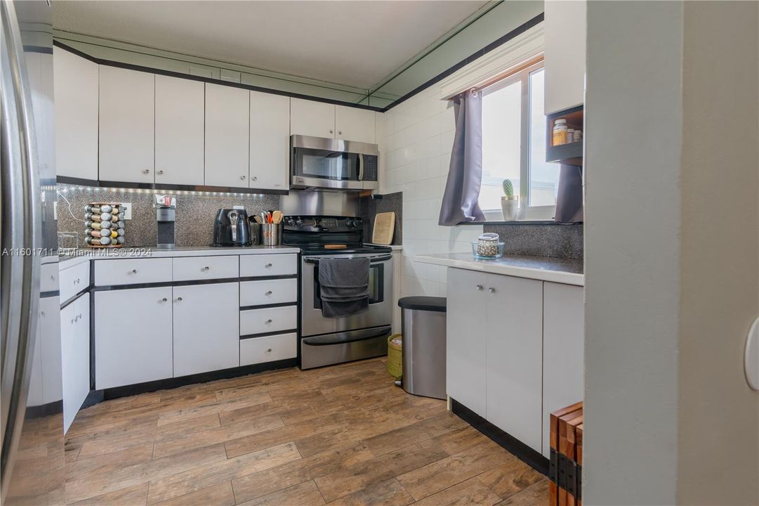 For Sale: $295,000 (1 beds, 1 baths, 712 Square Feet)