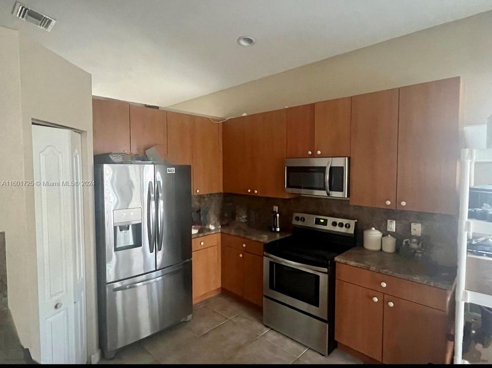 For Rent: $2,600 (4 beds, 2 baths, 1814 Square Feet)