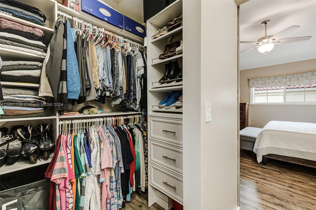 Master Bedroom Walking Closet