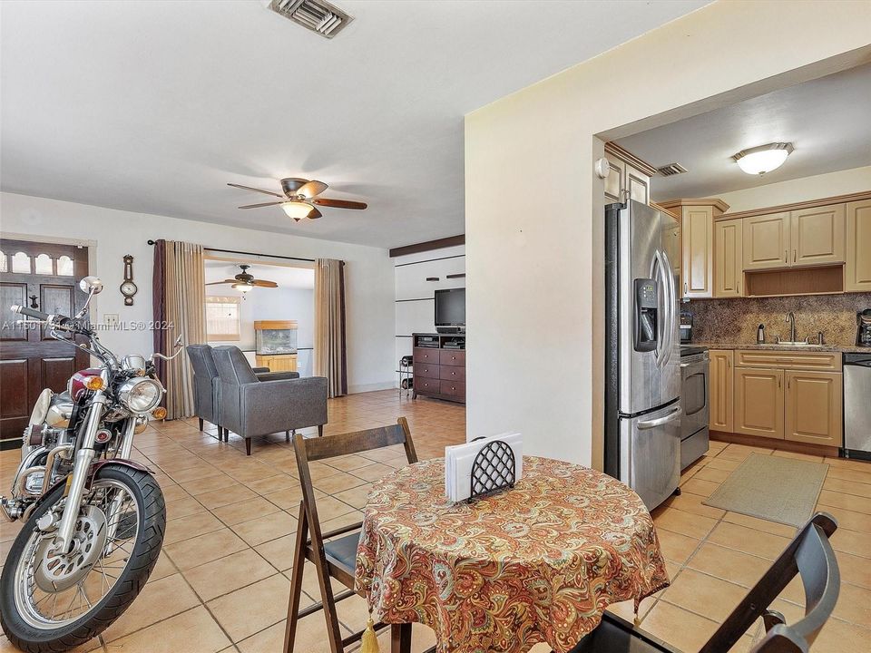 For Sale: $599,900 (2 beds, 1 baths, 1058 Square Feet)