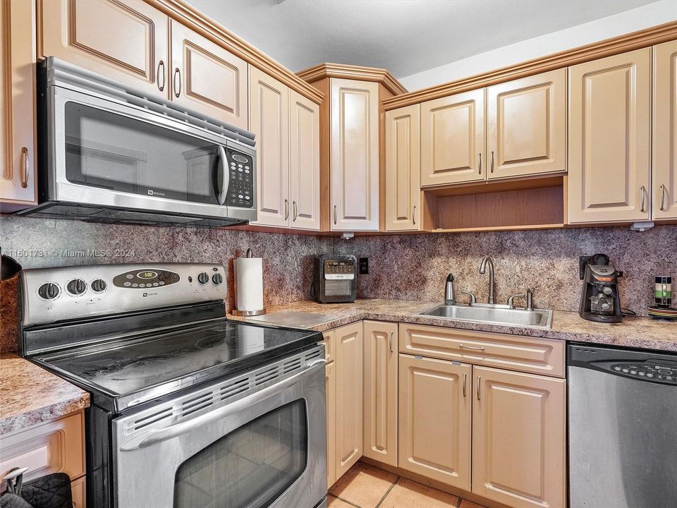 For Sale: $599,900 (2 beds, 1 baths, 1058 Square Feet)