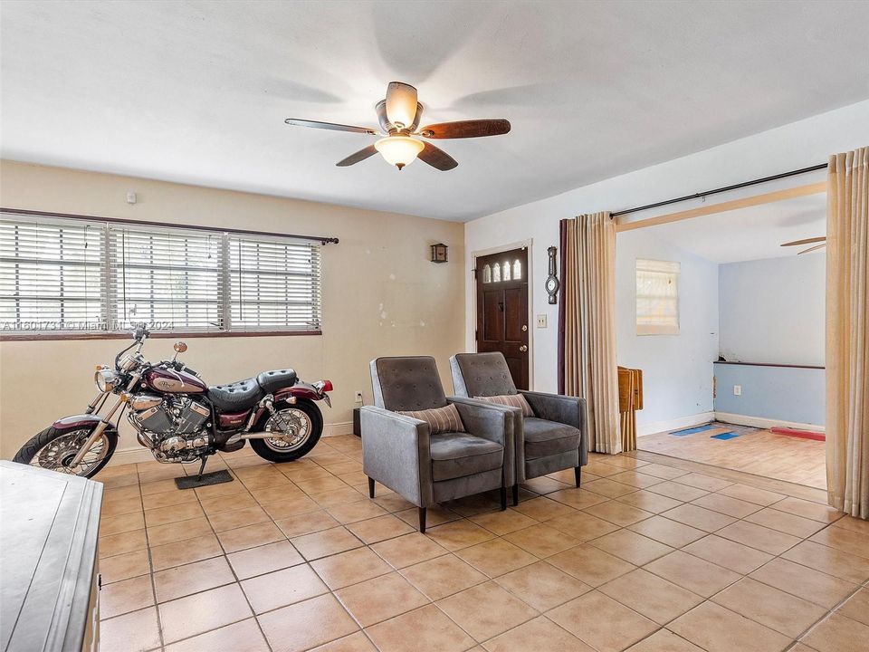 For Sale: $599,900 (2 beds, 1 baths, 1058 Square Feet)