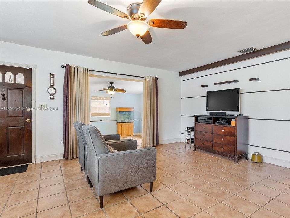 For Sale: $599,900 (2 beds, 1 baths, 1058 Square Feet)