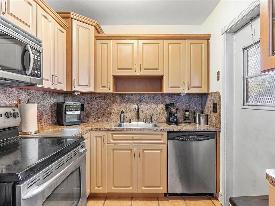 For Sale: $599,900 (2 beds, 1 baths, 1058 Square Feet)