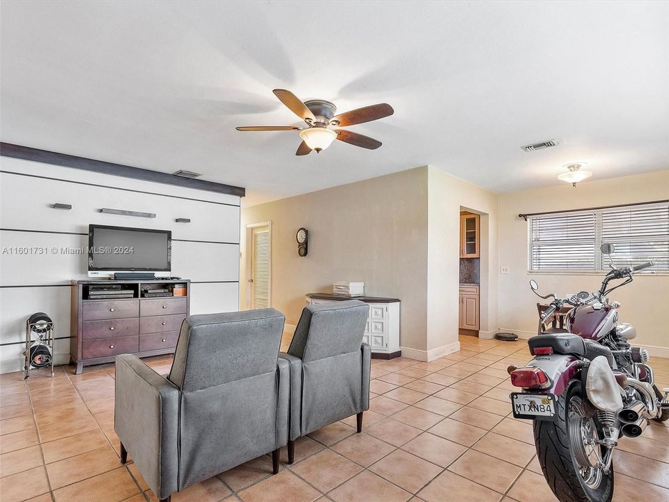 For Sale: $599,900 (2 beds, 1 baths, 1058 Square Feet)
