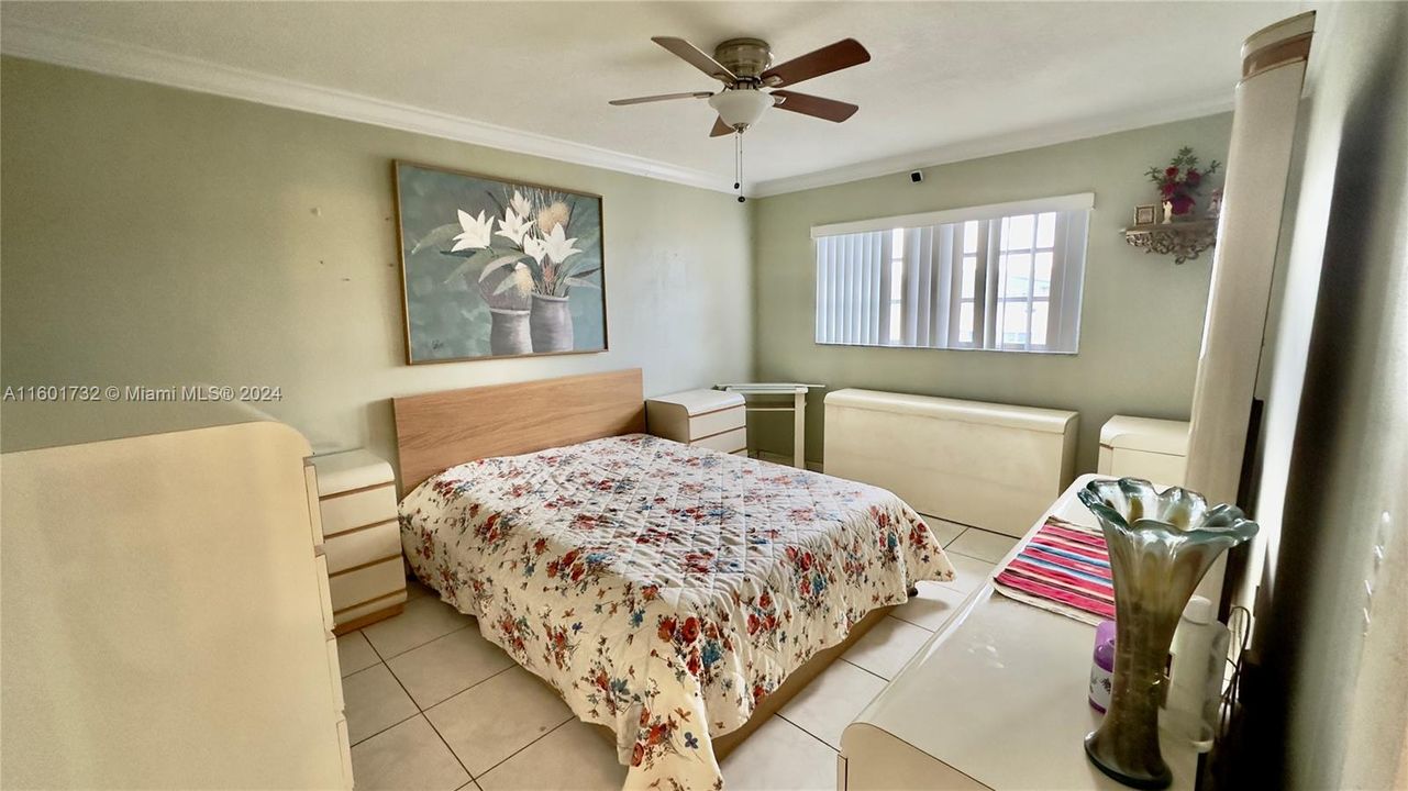 For Sale: $235,000 (1 beds, 1 baths, 715 Square Feet)