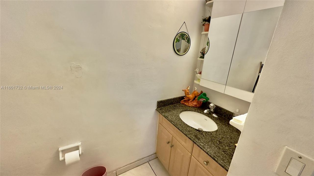 For Sale: $235,000 (1 beds, 1 baths, 715 Square Feet)