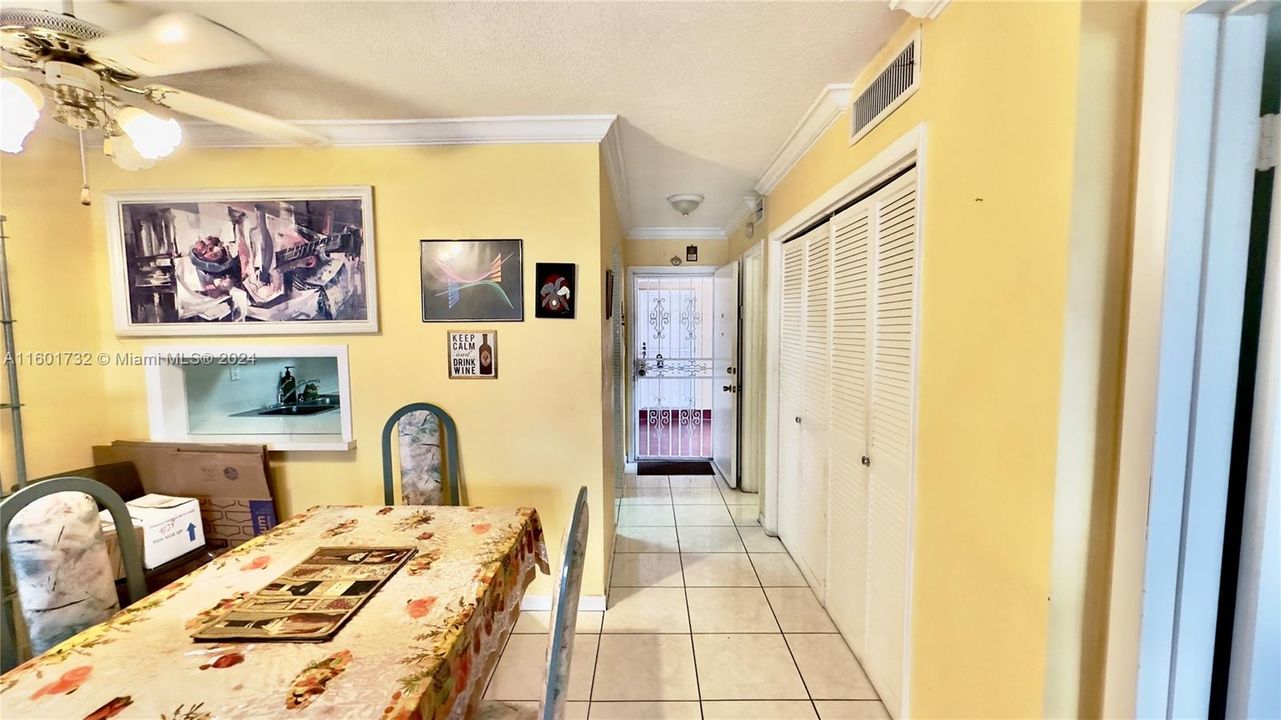 For Sale: $235,000 (1 beds, 1 baths, 715 Square Feet)