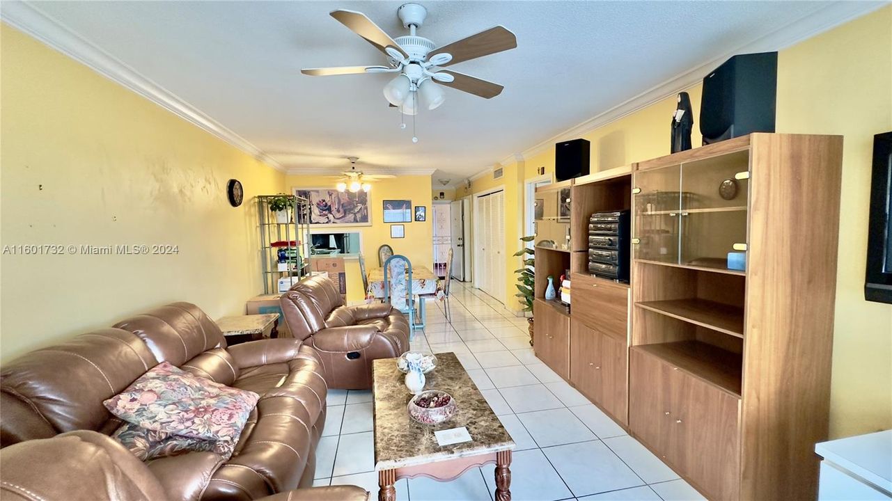 For Sale: $235,000 (1 beds, 1 baths, 715 Square Feet)