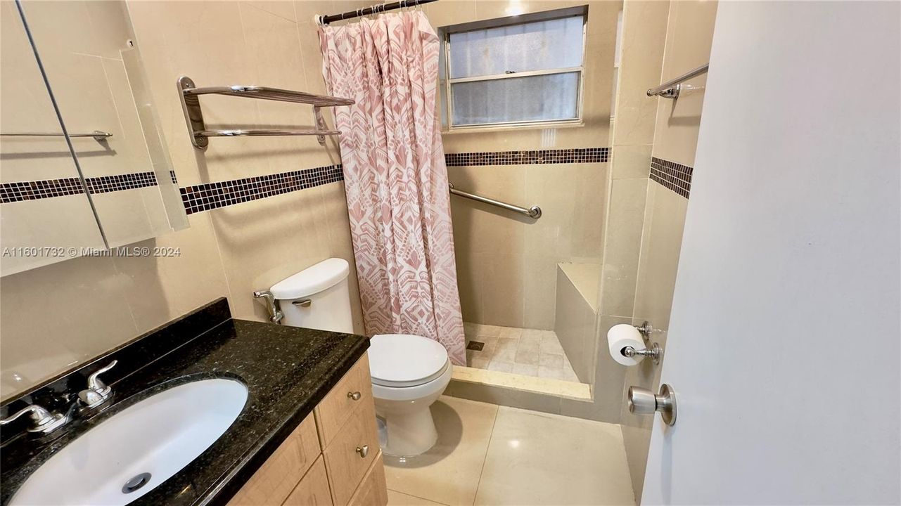 For Sale: $235,000 (1 beds, 1 baths, 715 Square Feet)