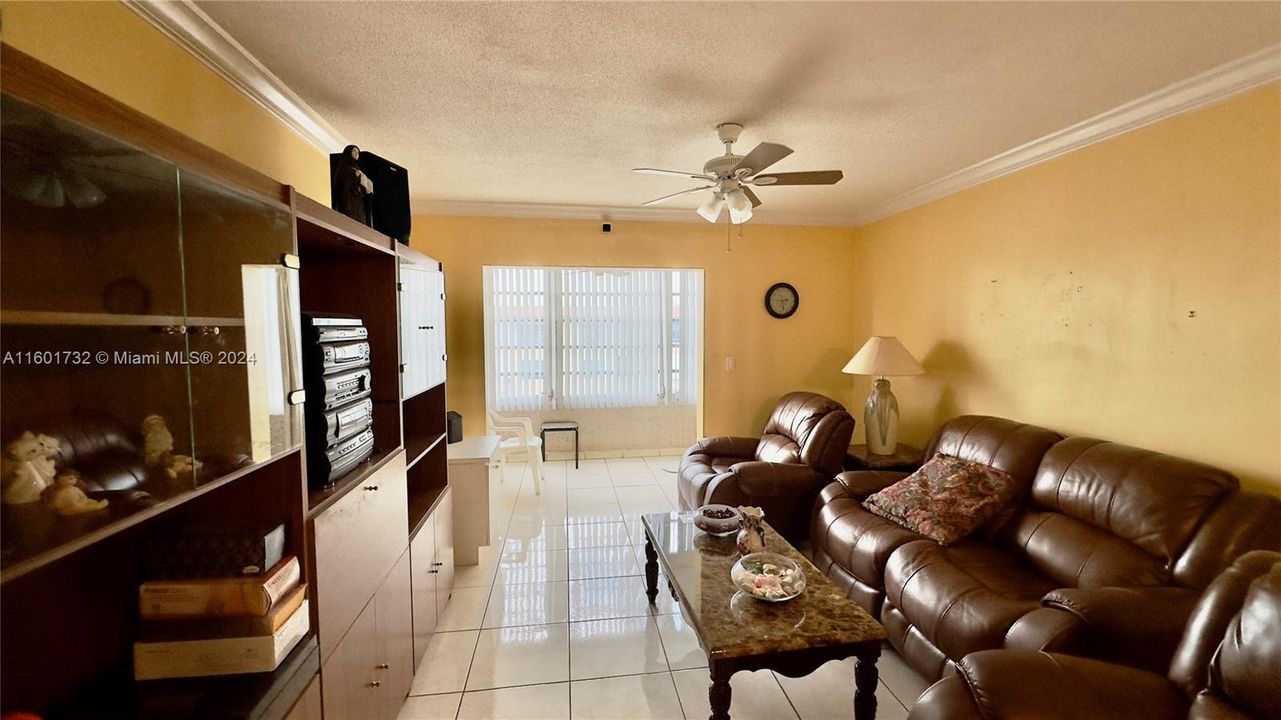 For Sale: $235,000 (1 beds, 1 baths, 715 Square Feet)