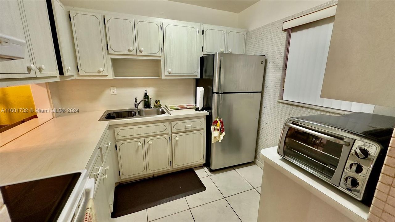 For Sale: $235,000 (1 beds, 1 baths, 715 Square Feet)