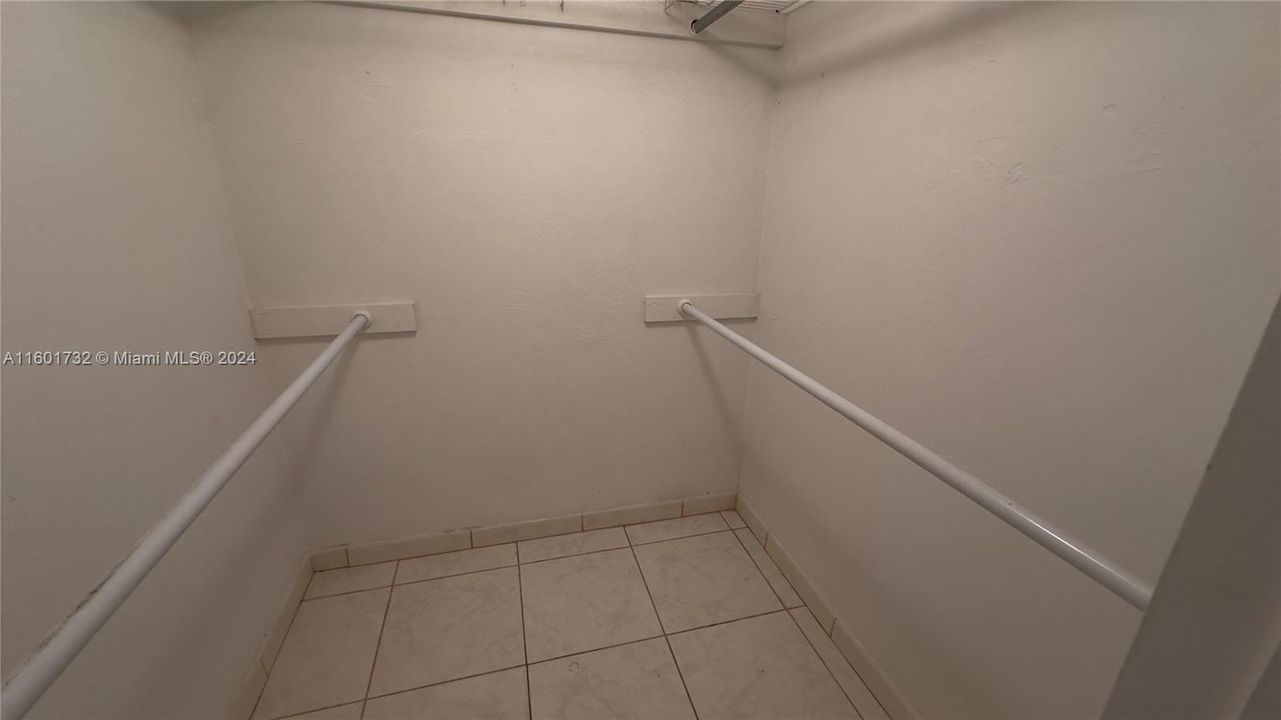 For Sale: $235,000 (1 beds, 1 baths, 715 Square Feet)