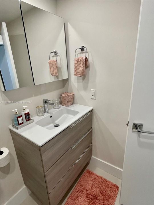 Recientemente alquilado: $3,850 (1 camas, 2 baños, 1008 Pies cuadrados)