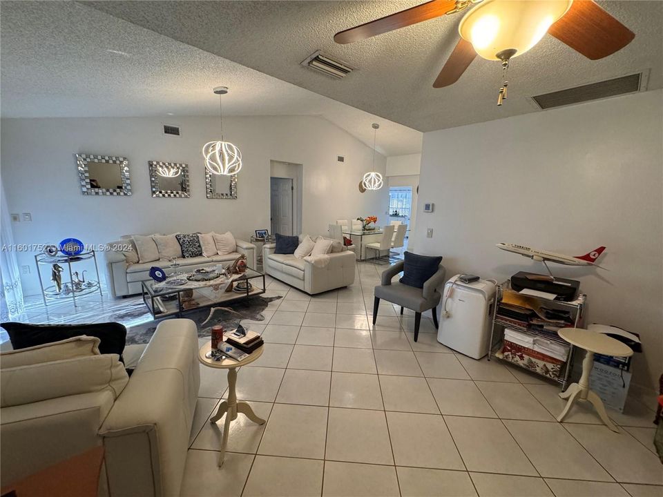 For Sale: $395,000 (2 beds, 2 baths, 1290 Square Feet)