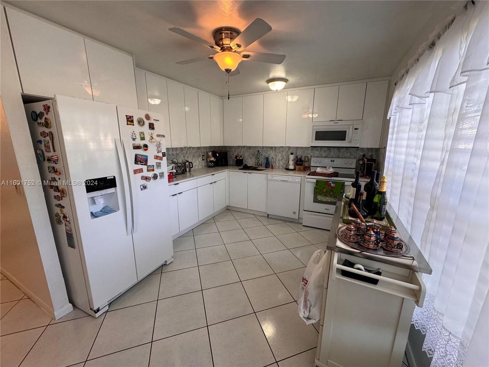 For Sale: $395,000 (2 beds, 2 baths, 1290 Square Feet)