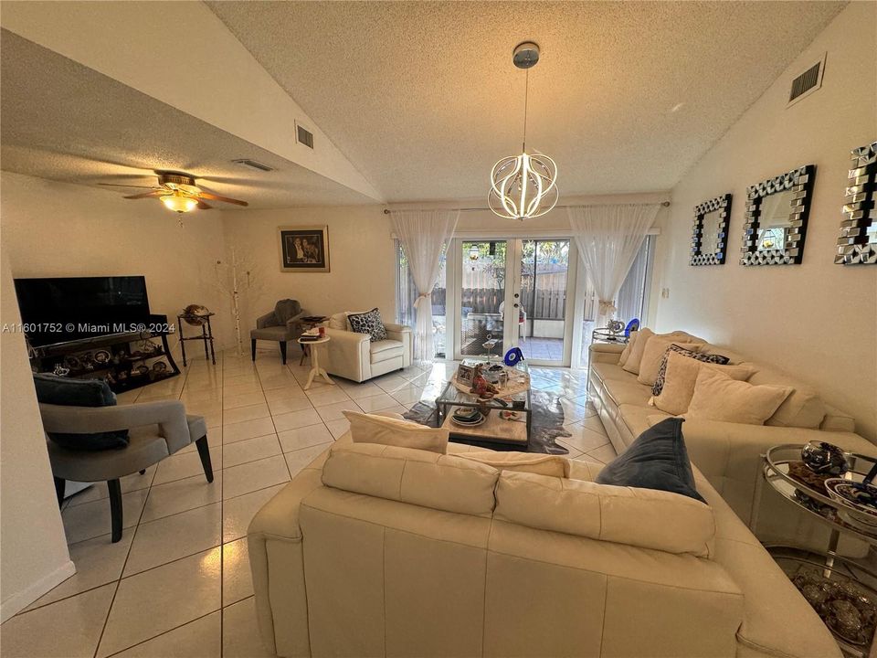 For Sale: $395,000 (2 beds, 2 baths, 1290 Square Feet)