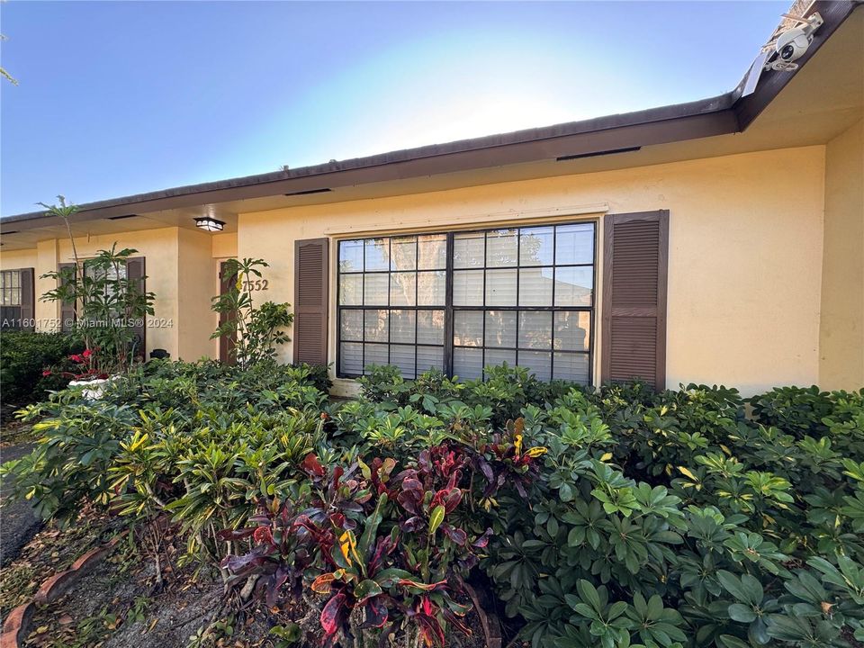 For Sale: $395,000 (2 beds, 2 baths, 1290 Square Feet)