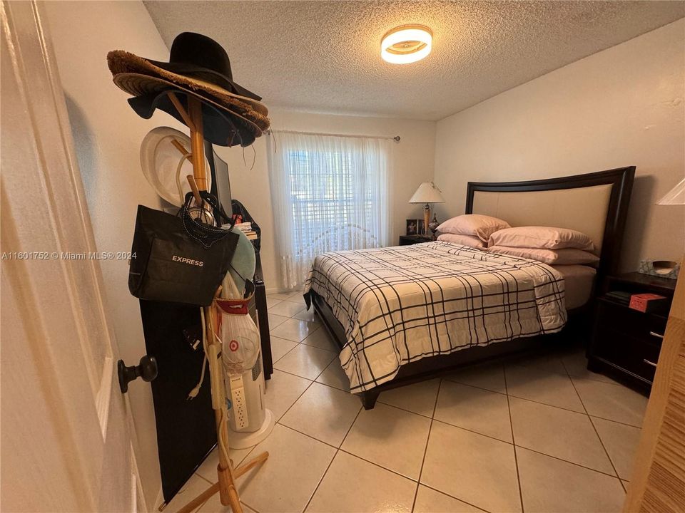 For Sale: $395,000 (2 beds, 2 baths, 1290 Square Feet)