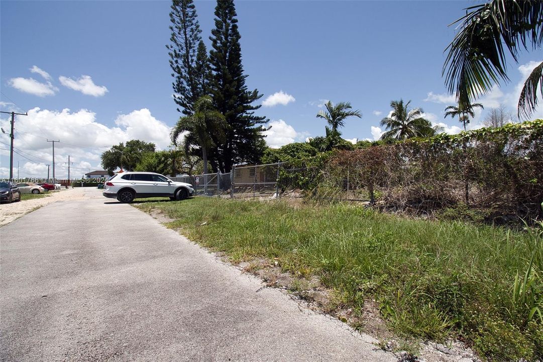 En Venta: $450,000 (0.61 acres)