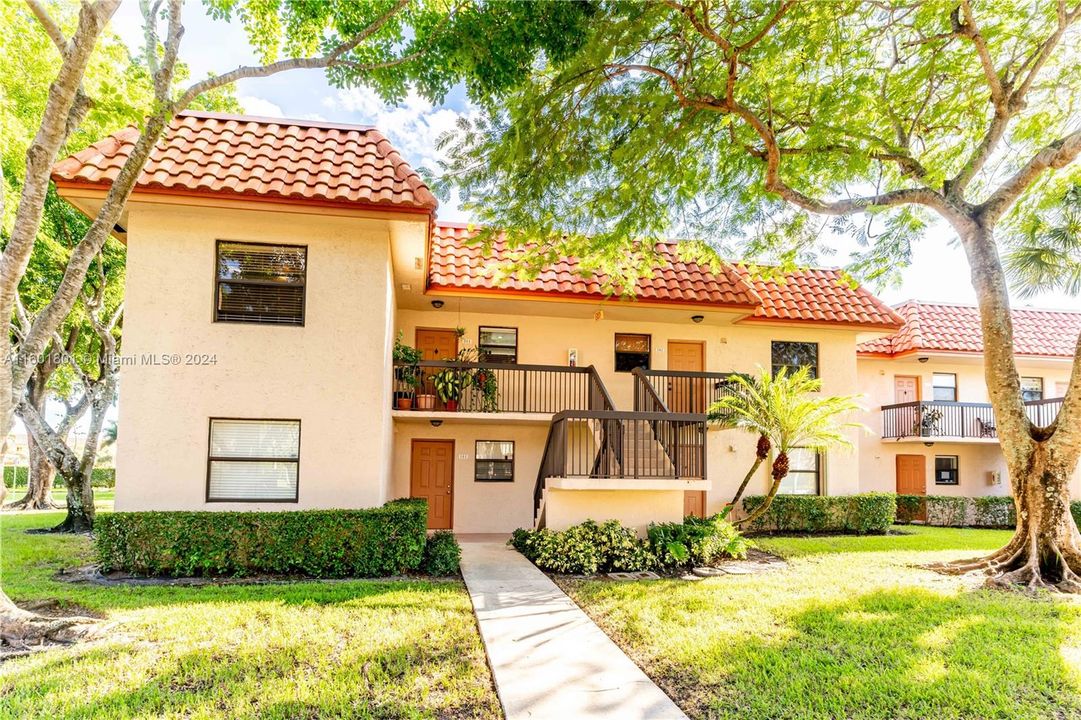 Active With Contract: $2,400 (3 beds, 2 baths, 950 Square Feet)