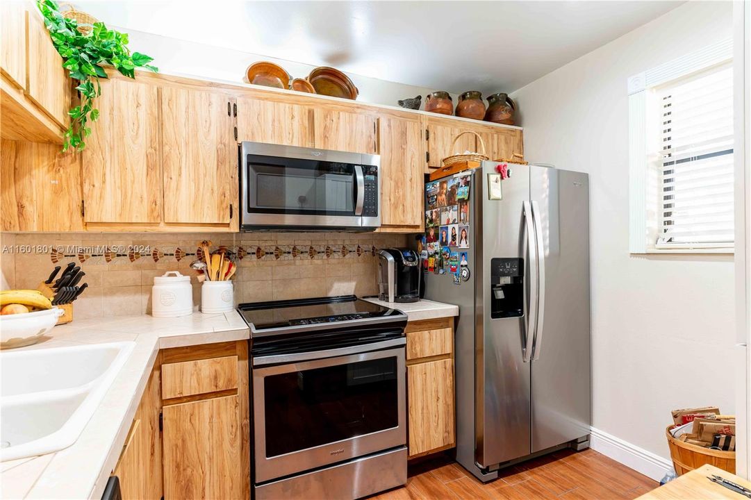 Active With Contract: $2,400 (3 beds, 2 baths, 950 Square Feet)