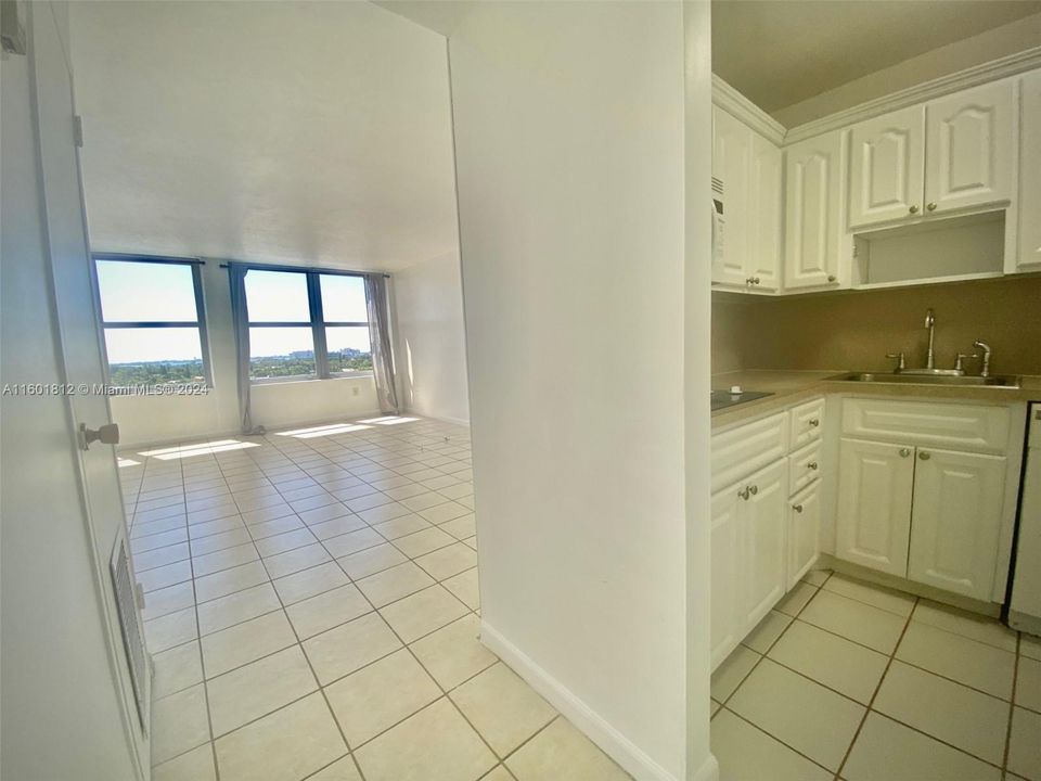 Active With Contract: $1,800 (0 beds, 1 baths, 566 Square Feet)