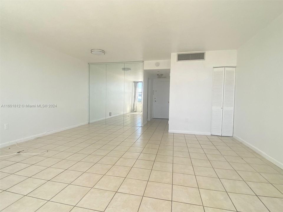 Active With Contract: $1,800 (0 beds, 1 baths, 566 Square Feet)