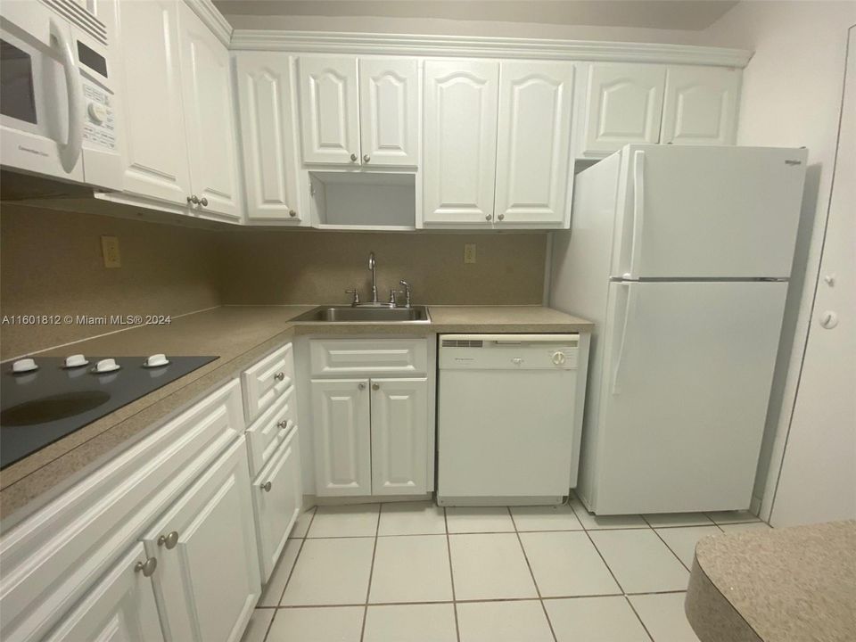 Active With Contract: $1,800 (0 beds, 1 baths, 566 Square Feet)