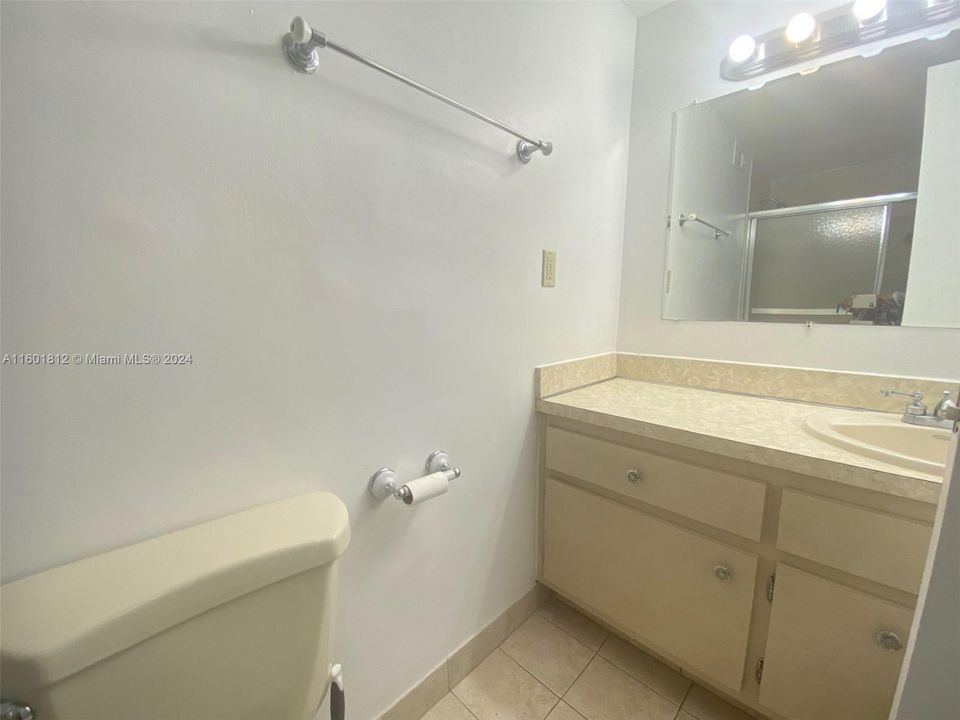 Active With Contract: $1,800 (0 beds, 1 baths, 566 Square Feet)