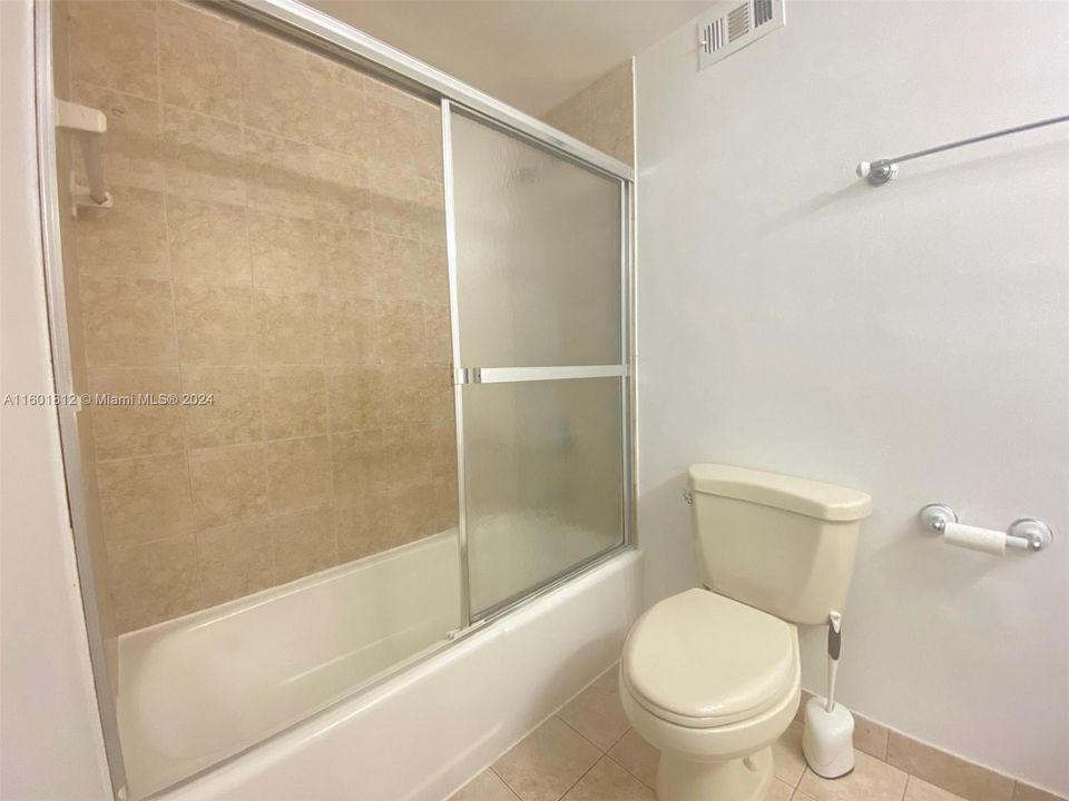 Active With Contract: $1,800 (0 beds, 1 baths, 566 Square Feet)