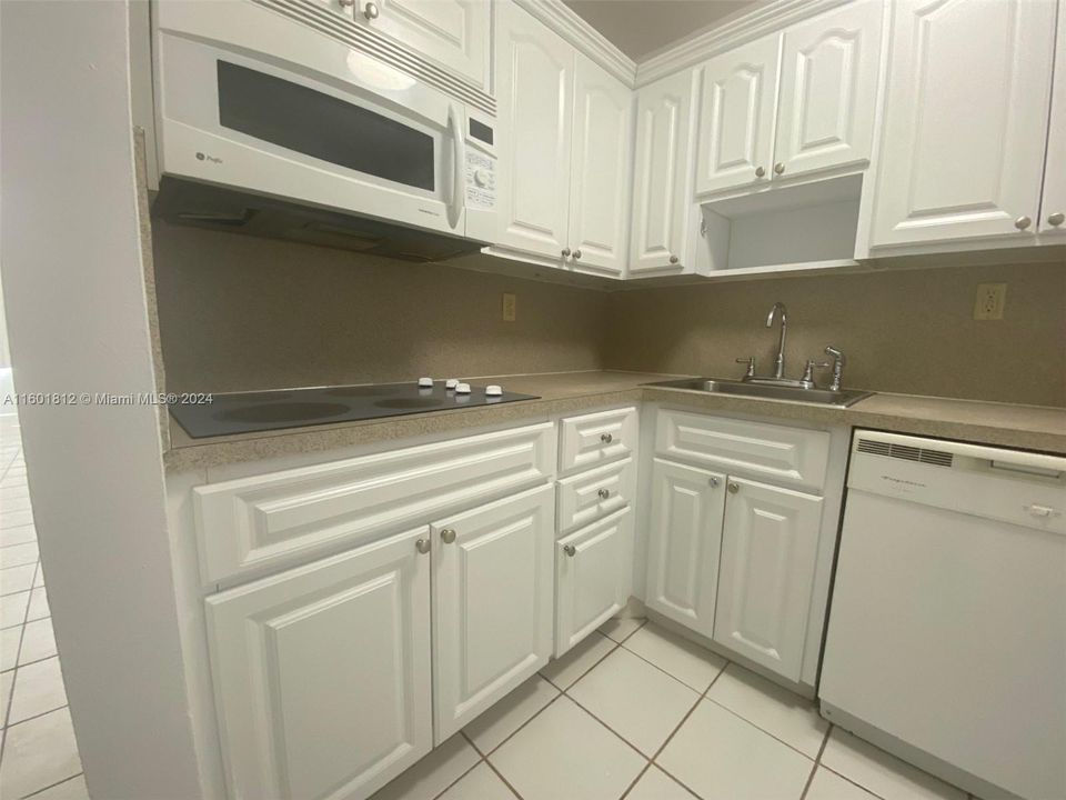 Active With Contract: $1,800 (0 beds, 1 baths, 566 Square Feet)