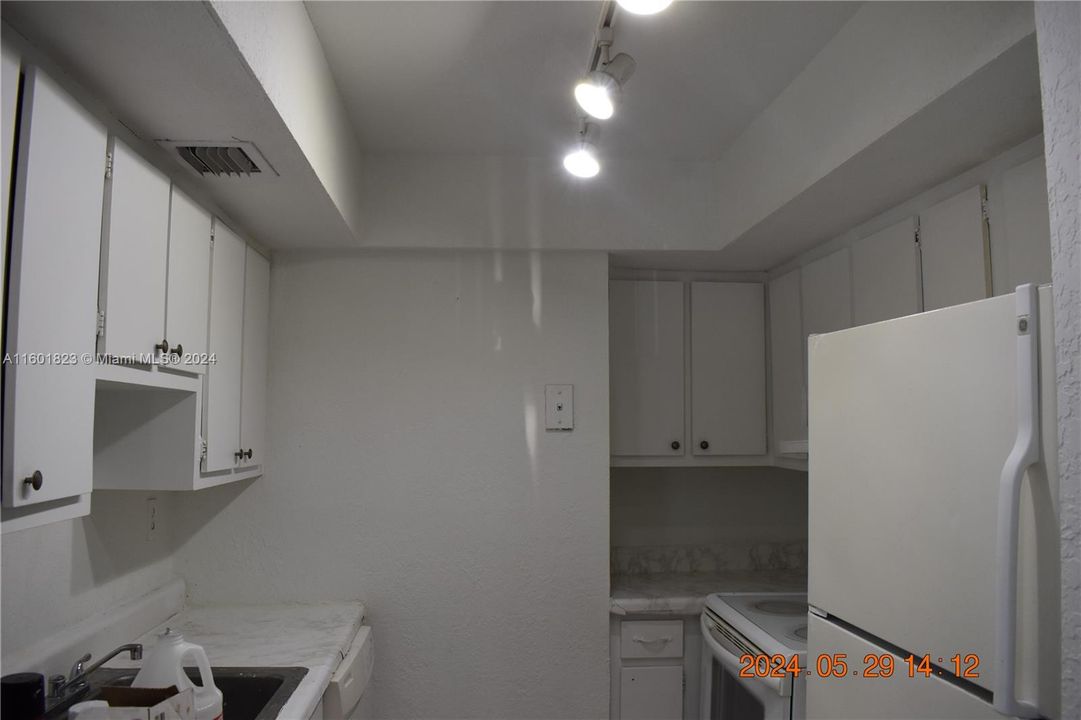 Active With Contract: $1,850 (2 beds, 1 baths, 944 Square Feet)