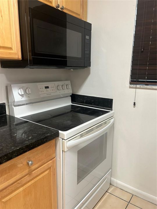 For Rent: $2,000 (2 beds, 1 baths, 801 Square Feet)