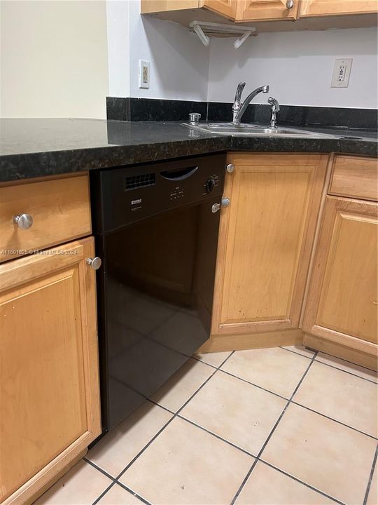 For Rent: $2,000 (2 beds, 1 baths, 801 Square Feet)