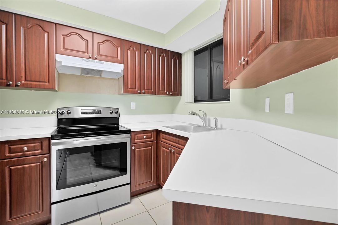 Active With Contract: $2,200 (2 beds, 1 baths, 796 Square Feet)