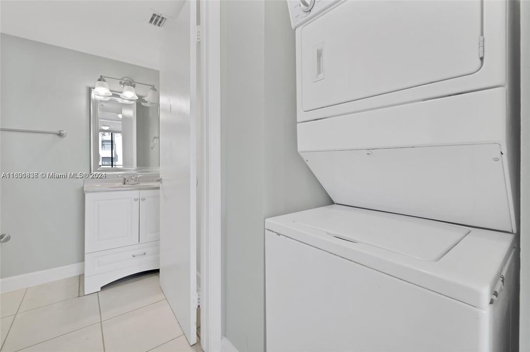 Active With Contract: $2,200 (2 beds, 1 baths, 796 Square Feet)