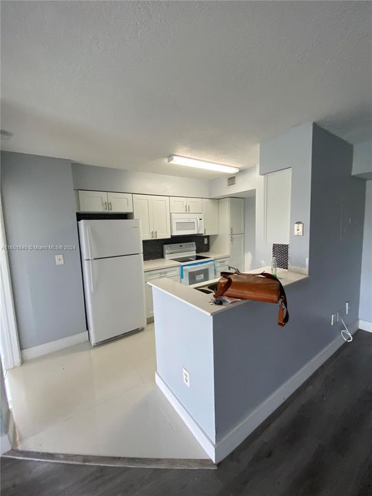 Active With Contract: $2,400 (2 beds, 2 baths, 887 Square Feet)