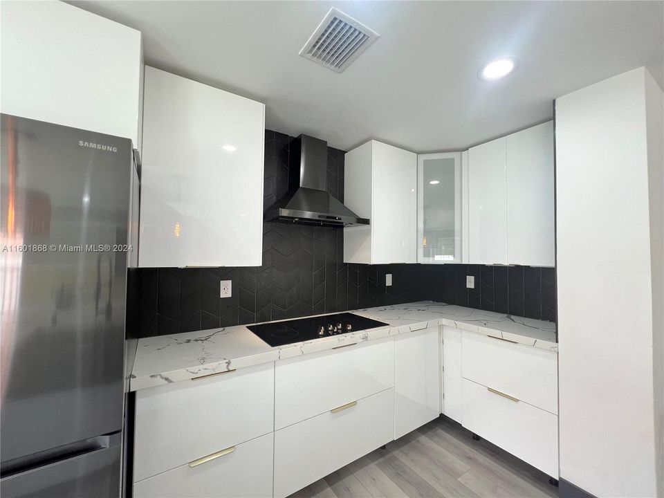 Activo con contrato: $724,999 (4 camas, 2 baños, 2099 Pies cuadrados)