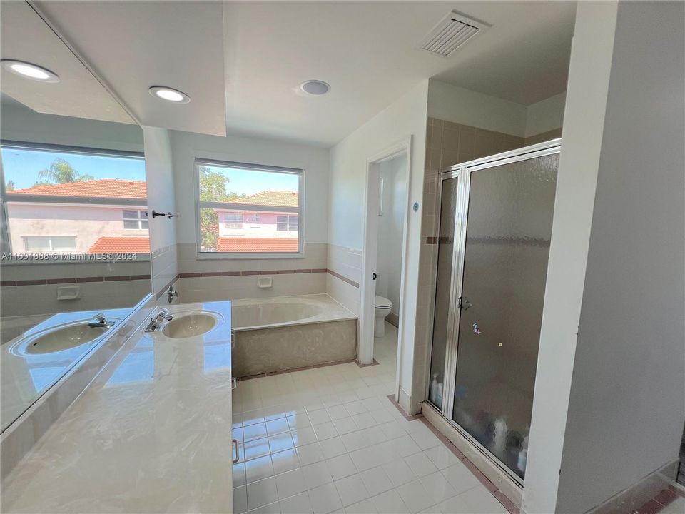 Activo con contrato: $724,999 (4 camas, 2 baños, 2099 Pies cuadrados)