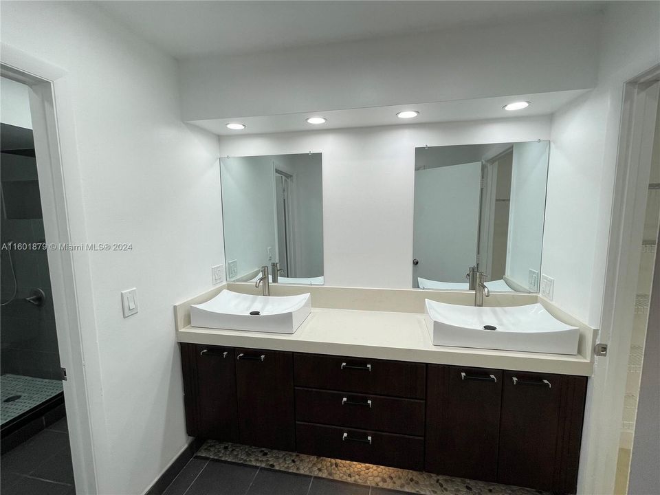 Active With Contract: $3,100 (2 beds, 2 baths, 1265 Square Feet)