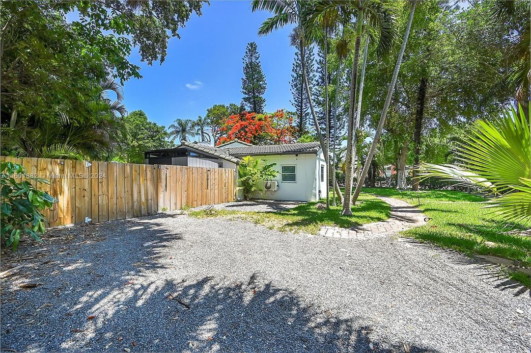 For Sale: $969,000 (3 beds, 2 baths, 1109 Square Feet)