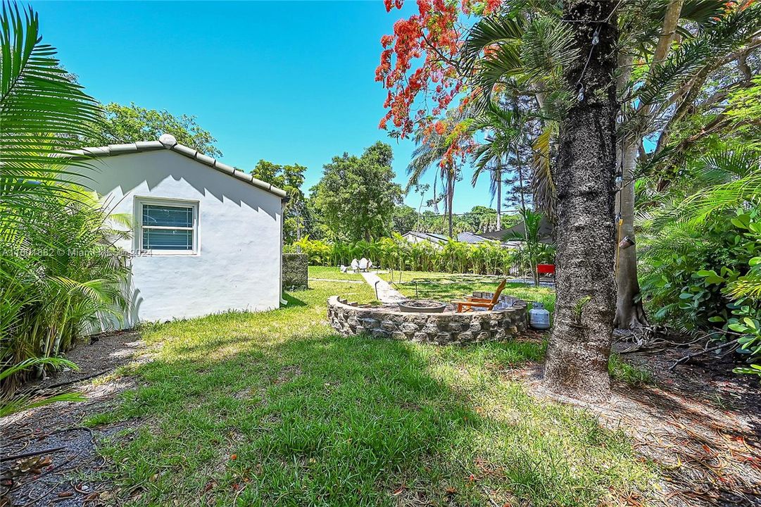 For Sale: $969,000 (3 beds, 2 baths, 1109 Square Feet)