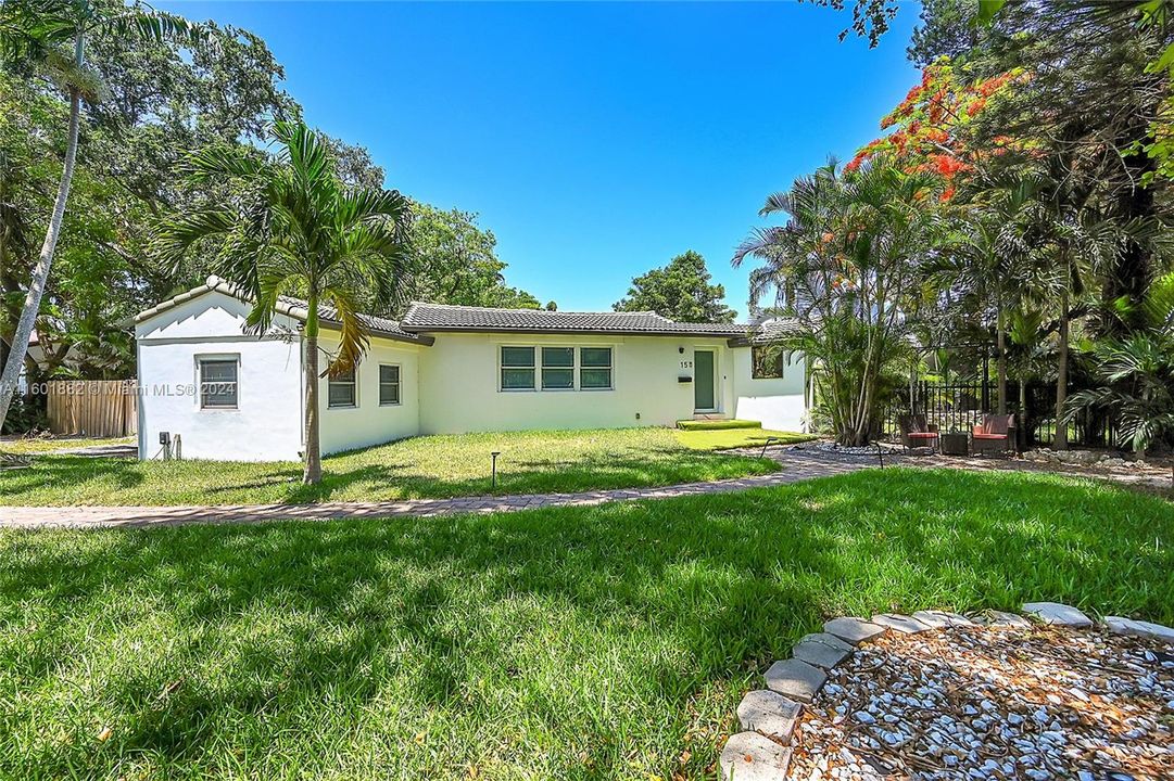 For Sale: $969,000 (3 beds, 2 baths, 1109 Square Feet)