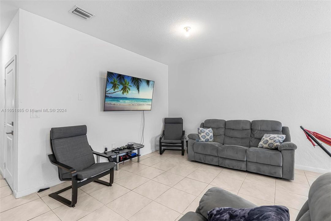 For Sale: $350,000 (3 beds, 2 baths, 1418 Square Feet)