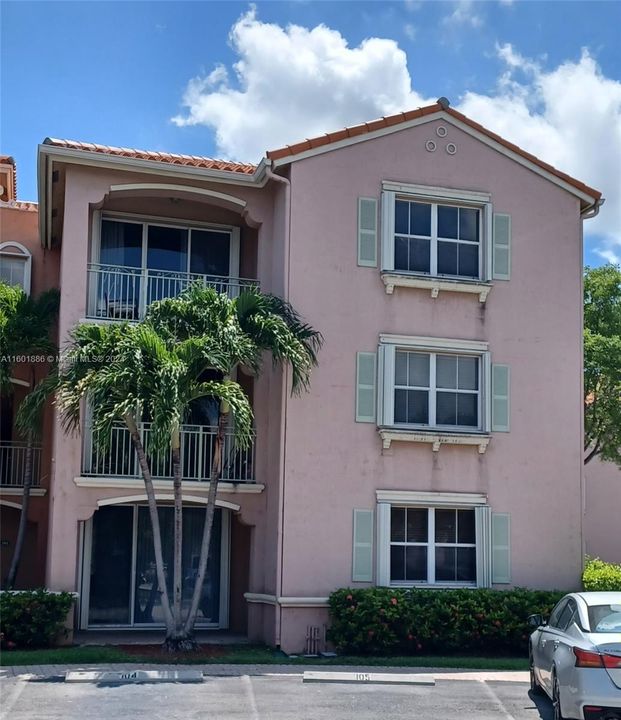 Active With Contract: $2,750 (3 beds, 2 baths, 1271 Square Feet)