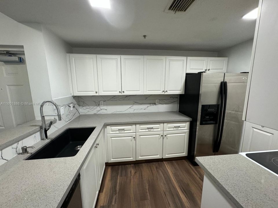 Active With Contract: $2,750 (3 beds, 2 baths, 1271 Square Feet)